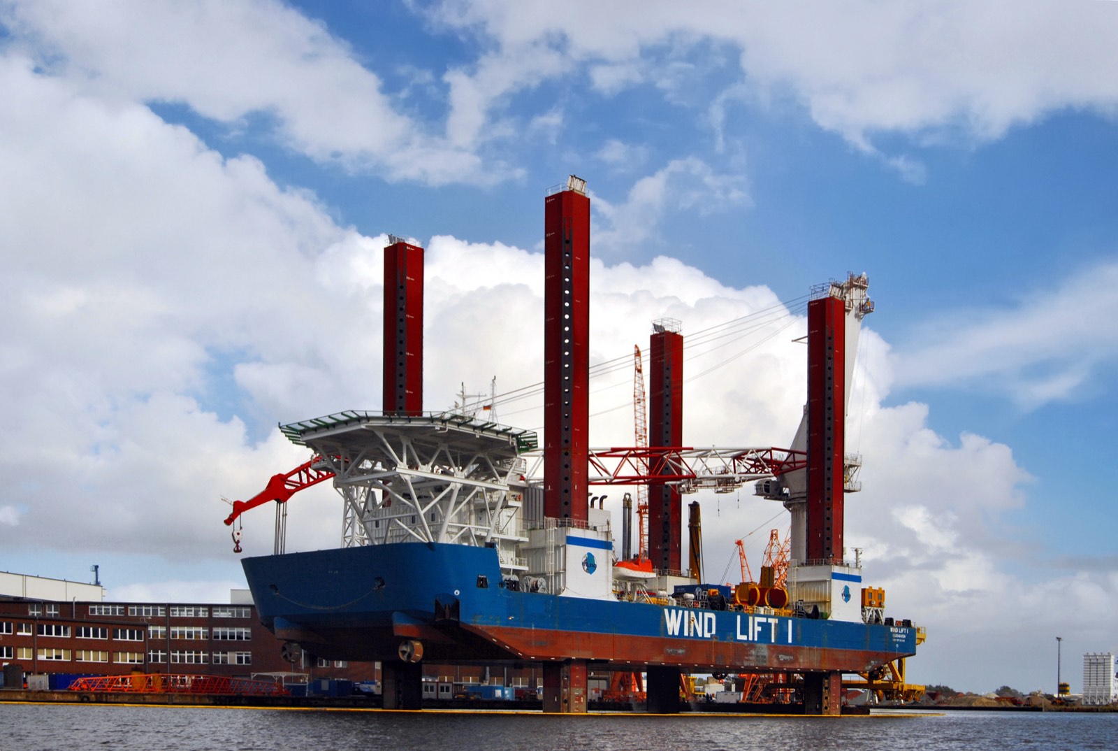 Offshore installation vessel working at sea